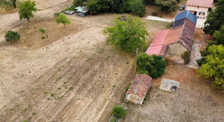 En Périgord blanc, dans un village avec commerces et écoles, cette propriété unique composée d’une ancienne ferme sur plus de 8000 m2 de terrain plat, offre un beau potentiel de rénovation et/ou de construction (4000 m2 constructibles). Rare!