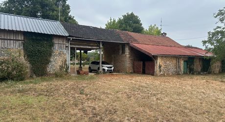 En Périgord blanc, dans un village avec commerces et écoles, cette propriété unique composée d’une ancienne ferme sur plus de 8000 m2 de terrain plat, offre un beau potentiel de rénovation et/ou de construction (4000 m2 constructibles). Rare!