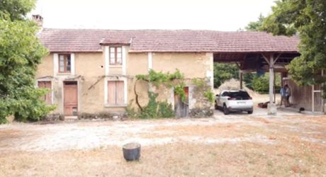 In the Périgord Blanc, in a village with shops and schools, this unique property – comprising an old farmhouse set on over 8,000 m² of flat land – offers excellent potential for renovation and/or new-build development (4,000 m² of buildable land). A rare 