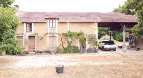 En Périgord blanc, dans un village avec commerces et écoles, cette propriété unique composée d’une ancienne ferme sur plus de 8000 m2 de terrain plat, offre un beau potentiel de rénovation et/ou de construction (4000 m2 constructibles). Rare!