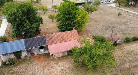 En Périgord blanc, dans un village avec commerces et écoles, cette propriété unique composée d’une ancienne ferme sur plus de 8000 m2 de terrain plat, offre un beau potentiel de rénovation et/ou de construction (4000 m2 constructibles). Rare!