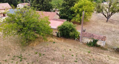 En Périgord blanc, dans un village avec commerces et écoles, cette propriété unique composée d’une ancienne ferme sur plus de 8000 m2 de terrain plat, offre un beau potentiel de rénovation et/ou de construction (4000 m2 constructibles). Rare!