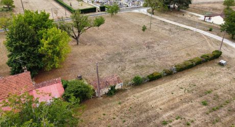 En Périgord blanc, dans un village avec commerces et écoles, cette propriété unique composée d’une ancienne ferme sur plus de 8000 m2 de terrain plat, offre un beau potentiel de rénovation et/ou de construction (4000 m2 constructibles). Rare!