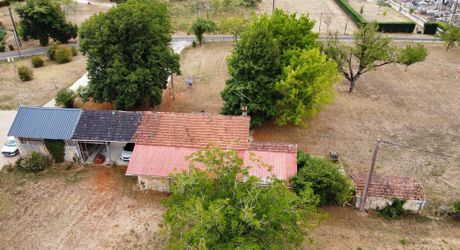 En Périgord blanc, dans un village avec commerces et écoles, cette propriété unique composée d’une ancienne ferme sur plus de 8000 m2 de terrain plat, offre un beau potentiel de rénovation et/ou de construction (4000 m2 constructibles). Rare!