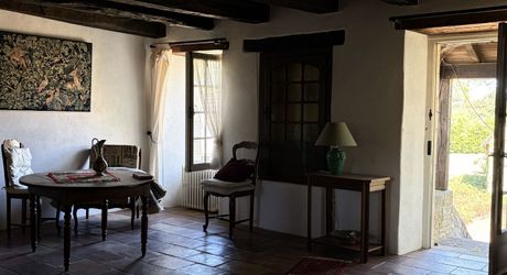 Ensemble typique situe dans un authentique du Périgord Noir, entre Sarlat et Montignac.