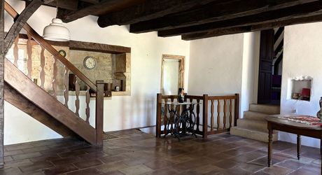 Ensemble typique situe dans un authentique du Périgord Noir, entre Sarlat et Montignac.