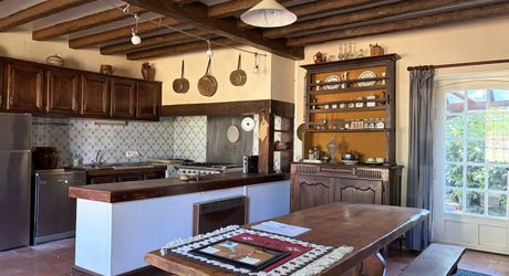 Ensemble typique situe dans un authentique du Périgord Noir, entre Sarlat et Montignac.