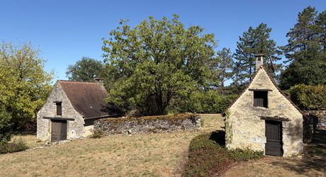 Ensemble typique situe dans un authentique du Périgord Noir, entre Sarlat et Montignac.