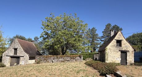 Ensemble typique situe dans un authentique du Périgord Noir, entre Sarlat et Montignac.