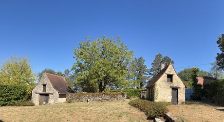 Ensemble typique situe dans un authentique du Périgord Noir, entre Sarlat et Montignac.