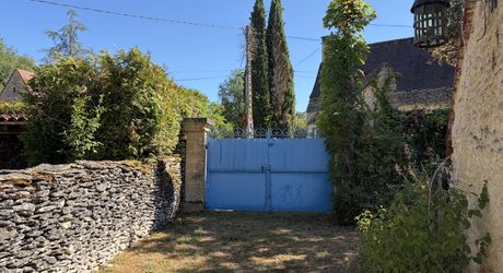 Ensemble typique situe dans un authentique du Périgord Noir, entre Sarlat et Montignac.
