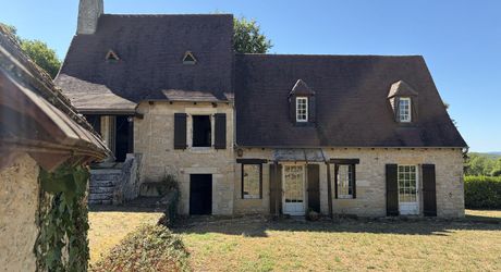 Ensemble typique situe dans un authentique du Périgord Noir, entre Sarlat et Montignac.