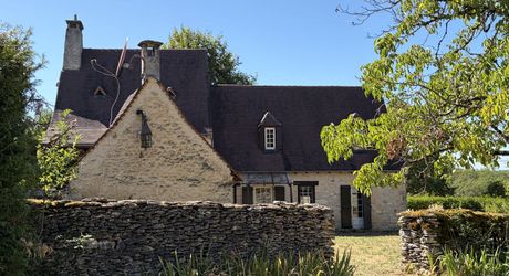 Ensemble typique situe dans un authentique du Périgord Noir, entre Sarlat et Montignac.