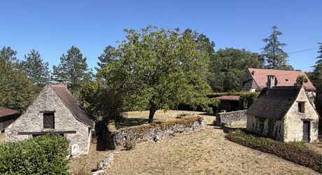 Ensemble typique situe dans un authentique du Périgord Noir, entre Sarlat et Montignac.