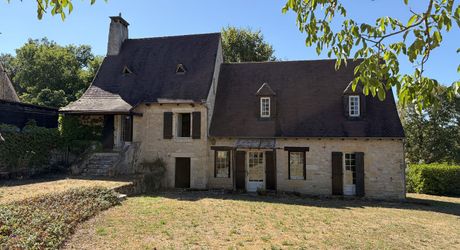 Ensemble typique situe dans un authentique du Périgord Noir, entre Sarlat et Montignac.