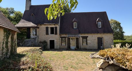 Ensemble typique situe dans un authentique du Périgord Noir, entre Sarlat et Montignac.