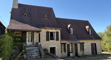 Ensemble typique situe dans un authentique du Périgord Noir, entre Sarlat et Montignac.