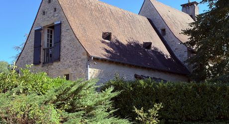 Ensemble typique situe dans un authentique du Périgord Noir, entre Sarlat et Montignac.