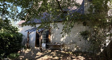 Ensemble typique situe dans un authentique du Périgord Noir, entre Sarlat et Montignac.