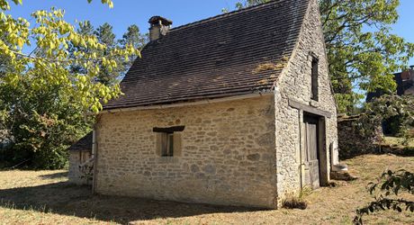 Ensemble typique situe dans un authentique du Périgord Noir, entre Sarlat et Montignac.
