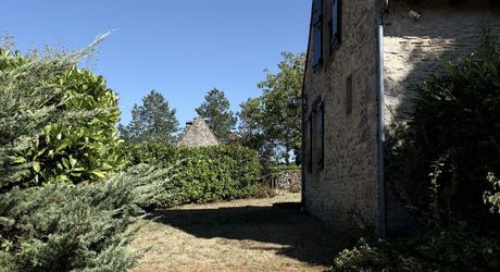 Ensemble typique situe dans un authentique du Périgord Noir, entre Sarlat et Montignac.