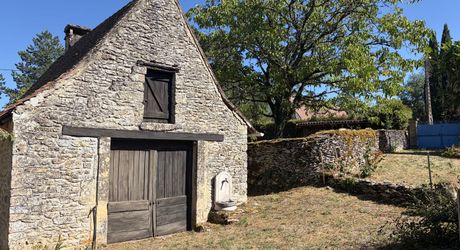 Ensemble typique situe dans un authentique du Périgord Noir, entre Sarlat et Montignac.