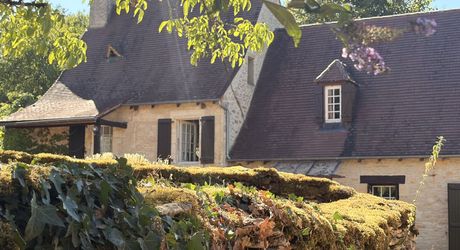 Ensemble typique situe dans un authentique du Périgord Noir, entre Sarlat et Montignac.