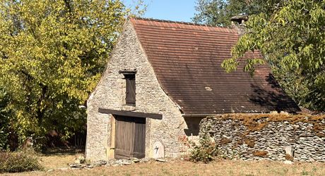 Ensemble typique situe dans un authentique du Périgord Noir, entre Sarlat et Montignac.