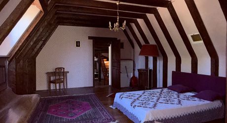 Ensemble typique situe dans un authentique du Périgord Noir, entre Sarlat et Montignac.