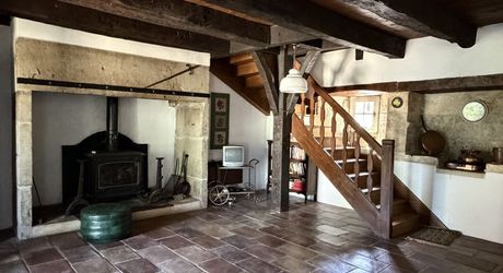 Ensemble typique situe dans un authentique du Périgord Noir, entre Sarlat et Montignac.