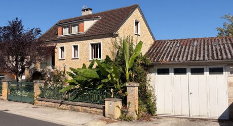 Emplacement rare en plein cœur de Montignac-Lascaux, construction de qualité, jardin clos, garage, potentiel de surface habitable...unique!
