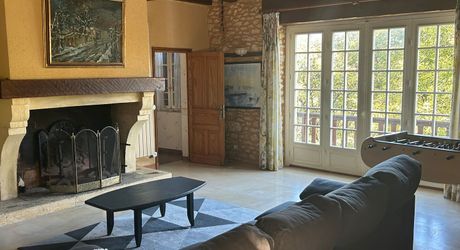 Propriété de charme en Périgord Noir avec gîtes, tennis, bassin et parc arboré sur environ 2 hectares.