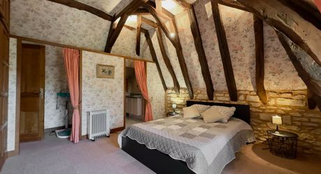 Propriété de charme en Périgord Noir avec gîtes, tennis, bassin et parc arboré sur environ 2 hectares.