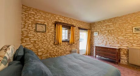 Propriété de charme en Périgord Noir avec gîtes, tennis, bassin et parc arboré sur environ 2 hectares.