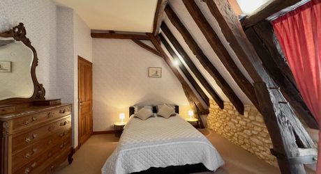 Propriété de charme en Périgord Noir avec gîtes, tennis, bassin et parc arboré sur environ 2 hectares.