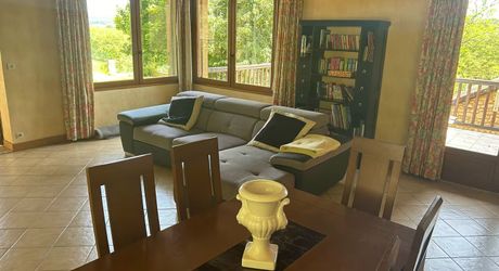 Propriété de charme en Périgord Noir avec gîtes, tennis, bassin et parc arboré sur environ 2 hectares.