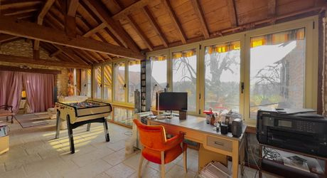 Propriété de charme en Périgord Noir avec gîtes, tennis, bassin et parc arboré sur environ 2 hectares.