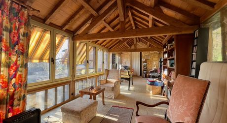 Propriété de charme en Périgord Noir avec gîtes, tennis, bassin et parc arboré sur environ 2 hectares.