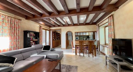 Propriété de charme en Périgord Noir avec gîtes, tennis, bassin et parc arboré sur environ 2 hectares.