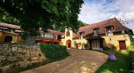 Propriété de charme en Périgord Noir avec gîtes, tennis, bassin et parc arboré sur environ 2 hectares.