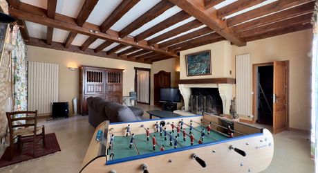 Propriété de charme en Périgord Noir avec gîtes, tennis, bassin et parc arboré sur environ 2 hectares.