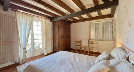 Propriété de charme en Périgord Noir avec gîtes, tennis, bassin et parc arboré sur environ 2 hectares.
