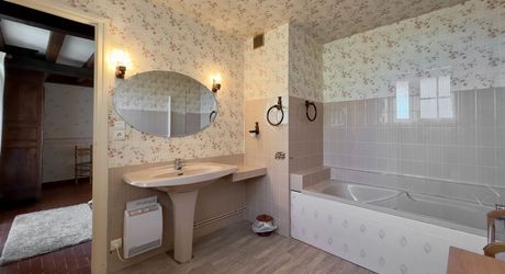 Propriété de charme en Périgord Noir avec gîtes, tennis, bassin et parc arboré sur environ 2 hectares.