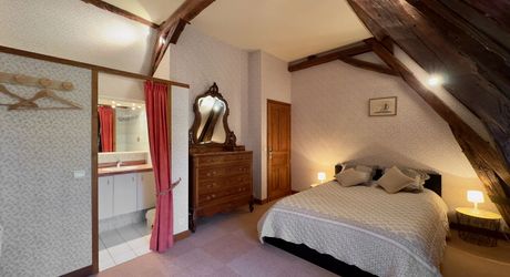 Propriété de charme en Périgord Noir avec gîtes, tennis, bassin et parc arboré sur environ 2 hectares.