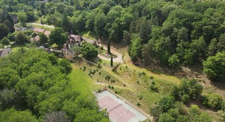 Propriété de charme en Périgord Noir avec gîtes, tennis, bassin et parc arboré sur environ 2 hectares.