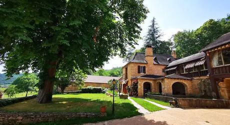 Propriété de charme en Périgord Noir avec gîtes, tennis, bassin et parc arboré sur environ 2 hectares.