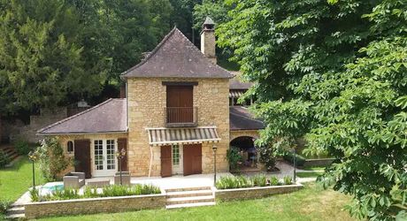Propriété de charme en Périgord Noir avec gîtes, tennis, bassin et parc arboré sur environ 2 hectares.