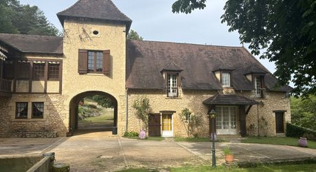 Propriété de charme en Périgord Noir avec gîtes, tennis, bassin et parc arboré sur environ 2 hectares.