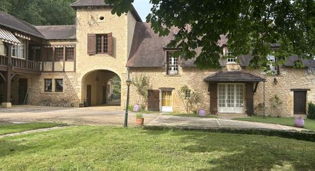 Propriété de charme en Périgord Noir avec gîtes, tennis, bassin et parc arboré sur environ 2 hectares.