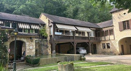 Propriété de charme en Périgord Noir avec gîtes, tennis, bassin et parc arboré sur environ 2 hectares.